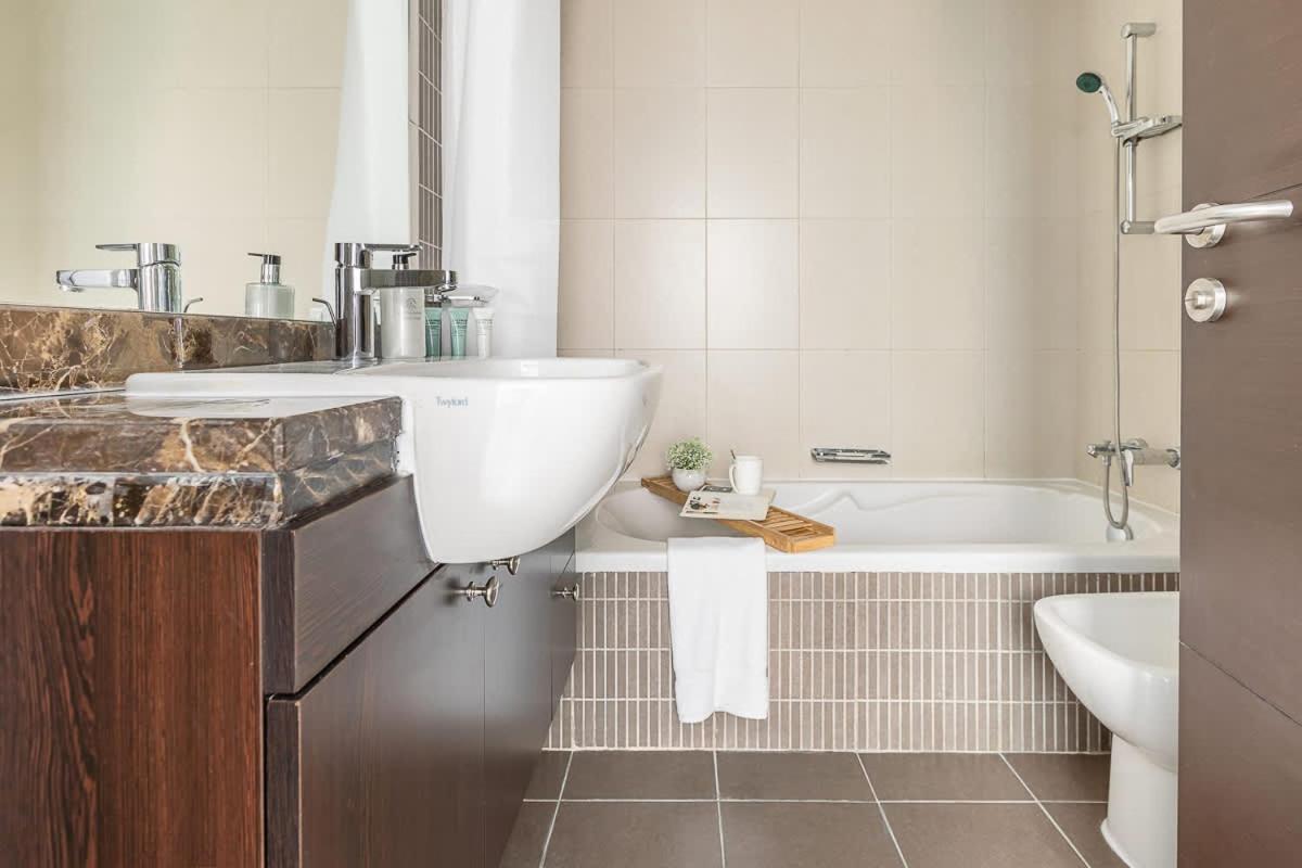 Frank Porter - Mangrove Place * Abu Dhabi