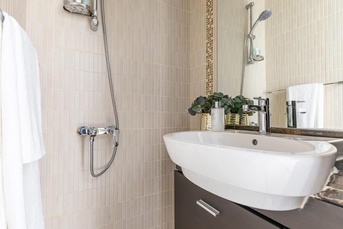 Frank Porter - Mangrove Place * Abu Dhabi
